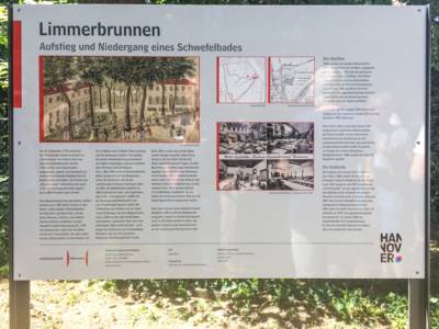 Eine Infotafel über den historischen Badeort "Limmerbrunnen"